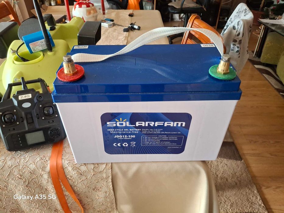 Лодка за захранка с две батерии и сонар