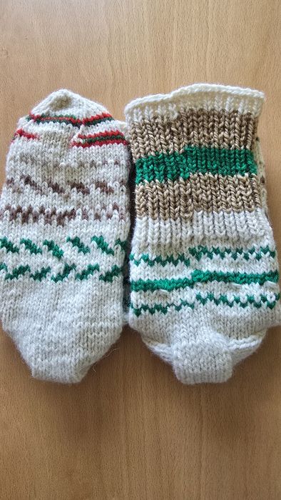 Вълнени чорапи ръчно плетени