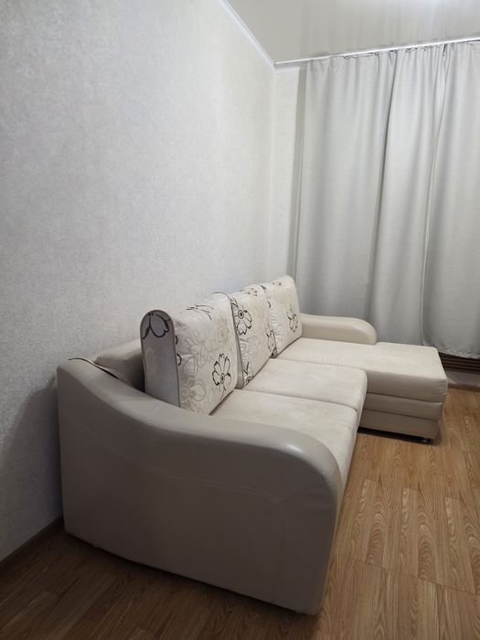 Продам диван угловой молочного цвета