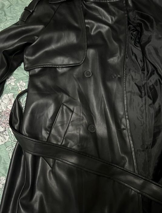 Черный кожаный плащ