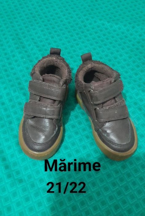 Vînd sandale cu luminițe +ce se mai vede în poze