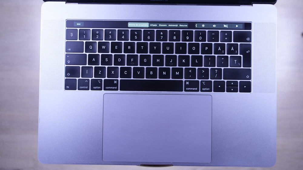 MacBook Pro 15” i7 6-core / 16GB / Radeon 560X – Laptop PRO pentru editare (rapid & stabil)