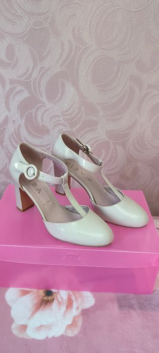 Женские туфли молочного цвета