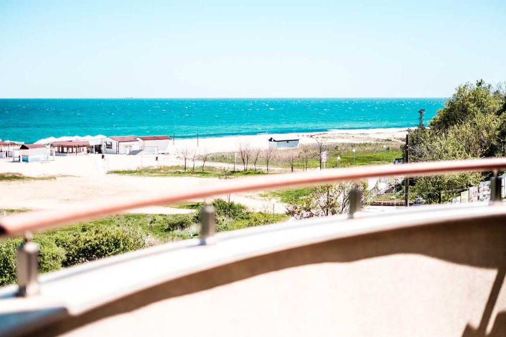 Чудесен Апартамент, първа линия море, от Алфа  Лонг Бийч