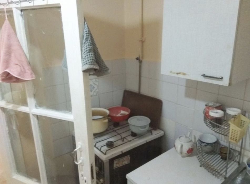 QIZLA OILA MIRABOD SARAKULKA 1 xona Xolodenik Gaz Divan Shkaf Srochno