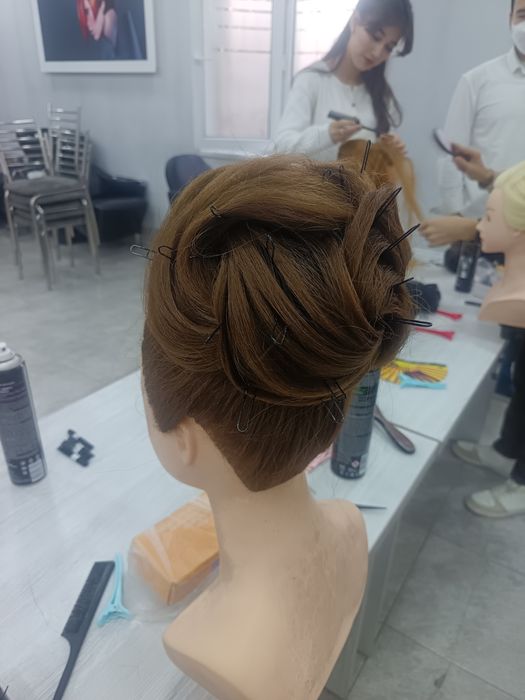 Делаю стрижу, укладку, прическу, коррекция бровей, макияж мелирование