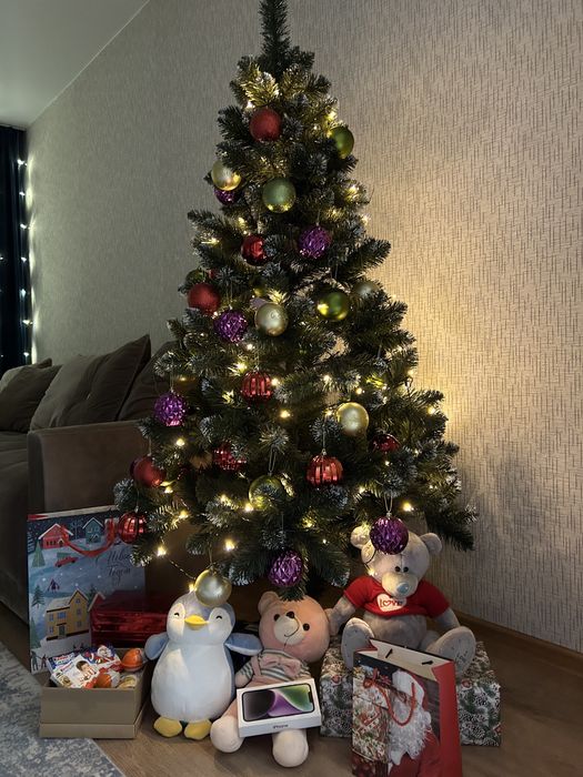 Прдам елку. В хорошем состоянии. Высота 180 см.