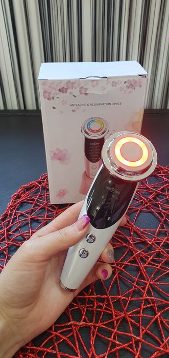 Aparat profesional pentru intinerirea pielii 7 în 1