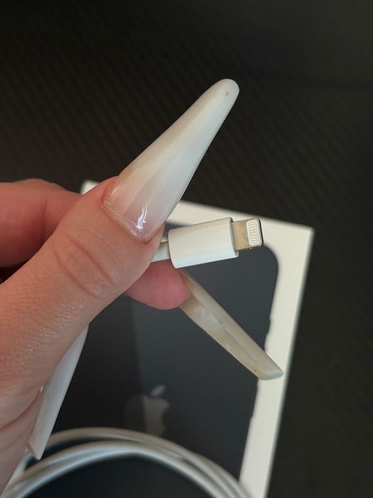 iPhone 13 simplu alabstru inchis