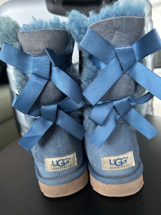 Ugg marimea 37 albastru, doua fundite.