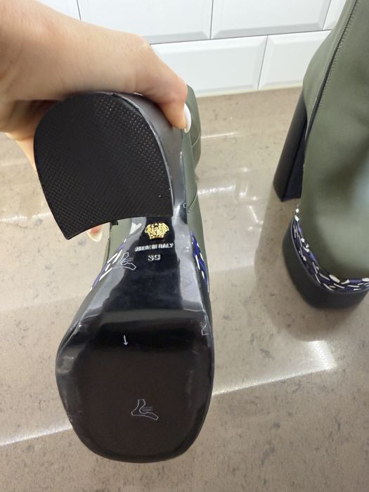 Нови боти Versace