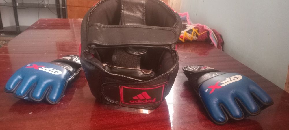 Продам Шлем и перчатки