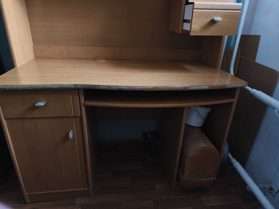 Компьютерный стол с полками и ящиками