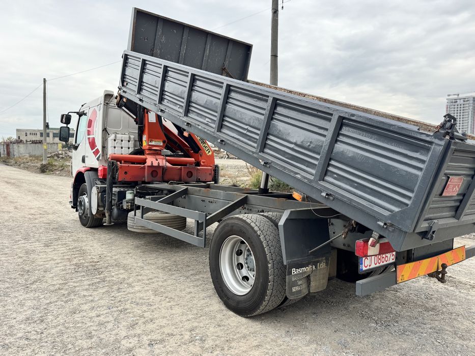 Camion basculabil cu macara volvo