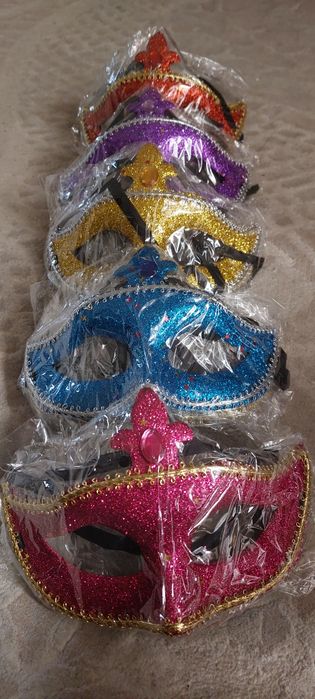 Продам новые маски новогодные