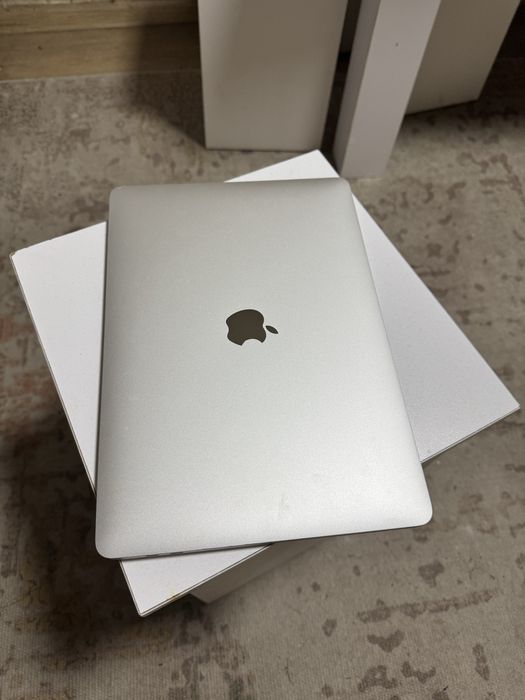 Macbook Pro Touch Bar 2019 года i5 8Gb ноутбук