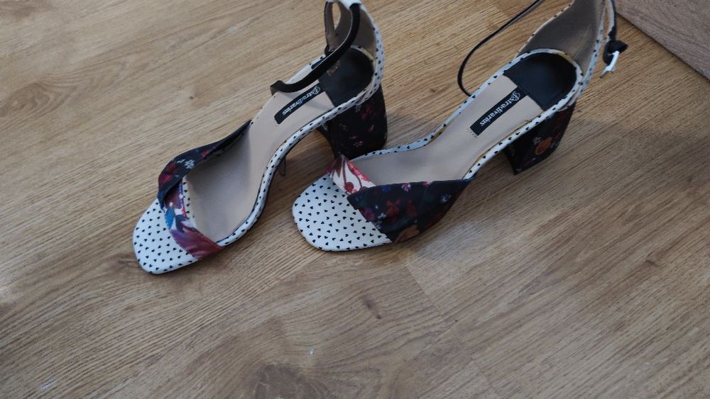 Сандали Sketcherr, Страдивариус,Кендъл+ Кели