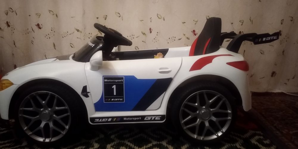 kichkina BMW moshina yengi