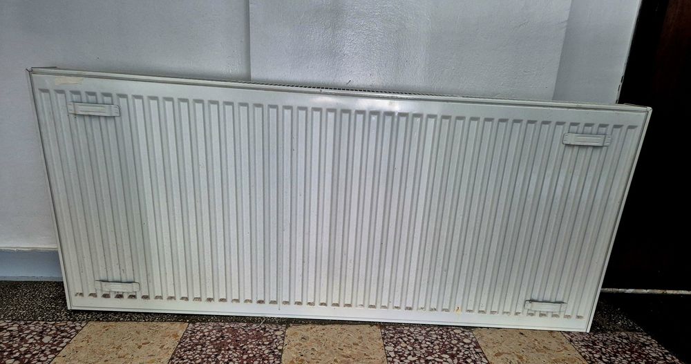 Calorifer 160 cm, fisurat (se poate repara sau pentru piese)