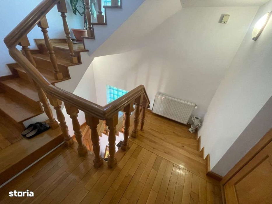 Vila premium-7 camere,5 bai,garaj 3 masini-Zona Ciuperca