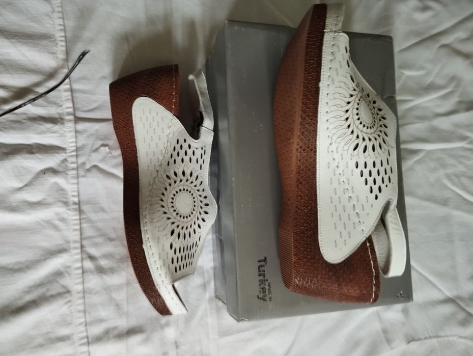 Женские босоножки