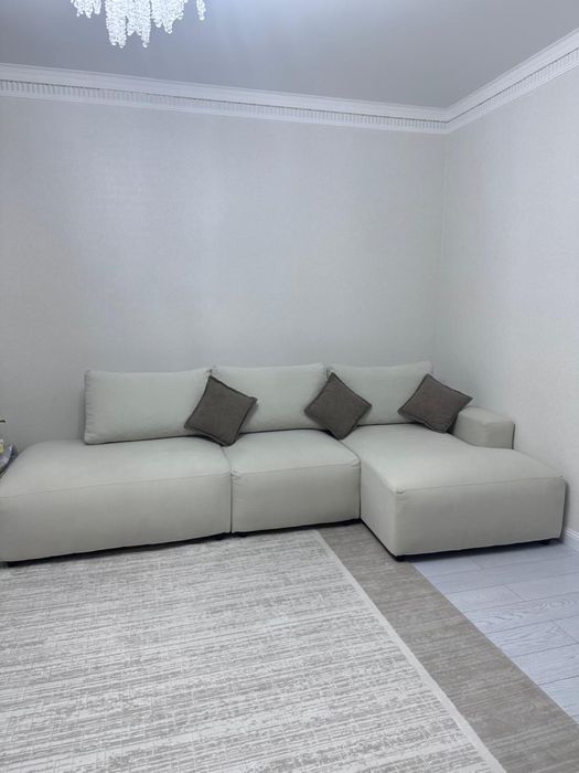 Угловой диван  с подушками