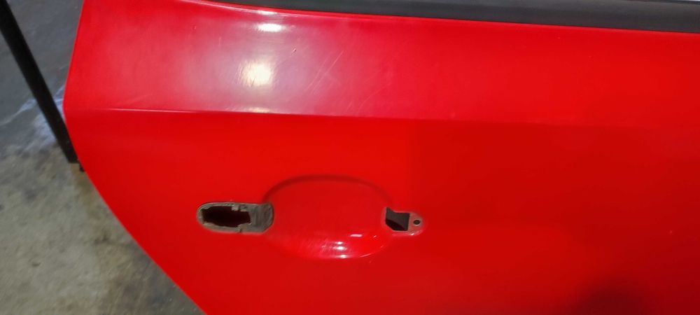 Usa dreapta spate volkswagen vw polo 6R 1.2 an 2010 rosu cu mic defect
