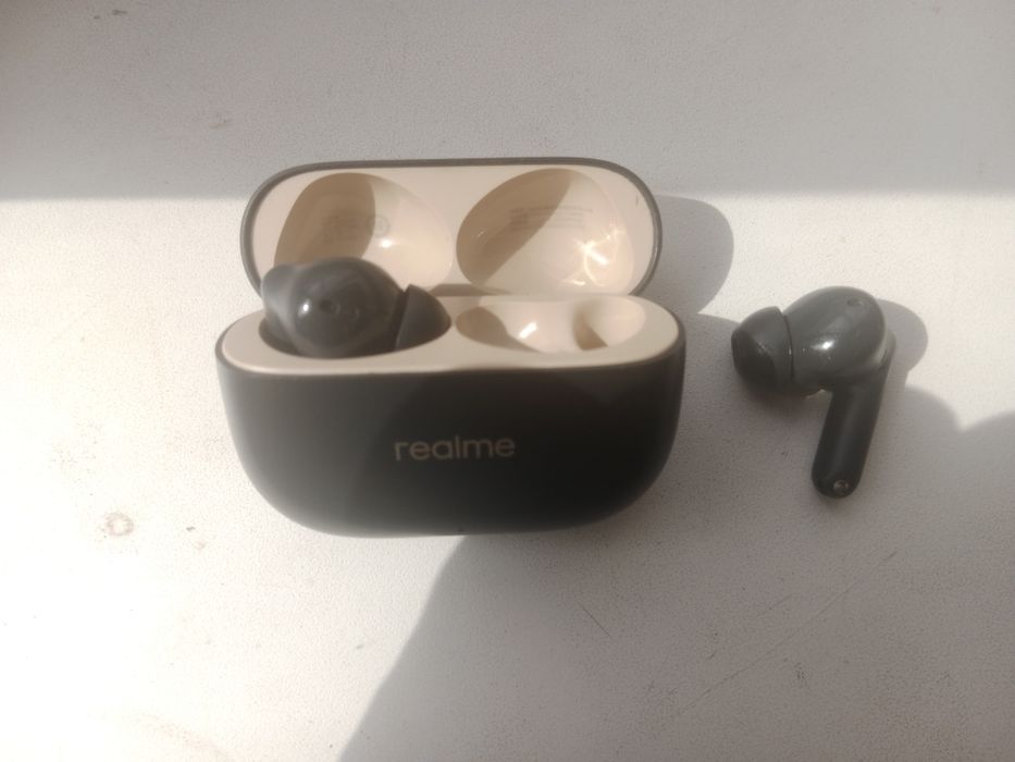 Продажами airpods realme