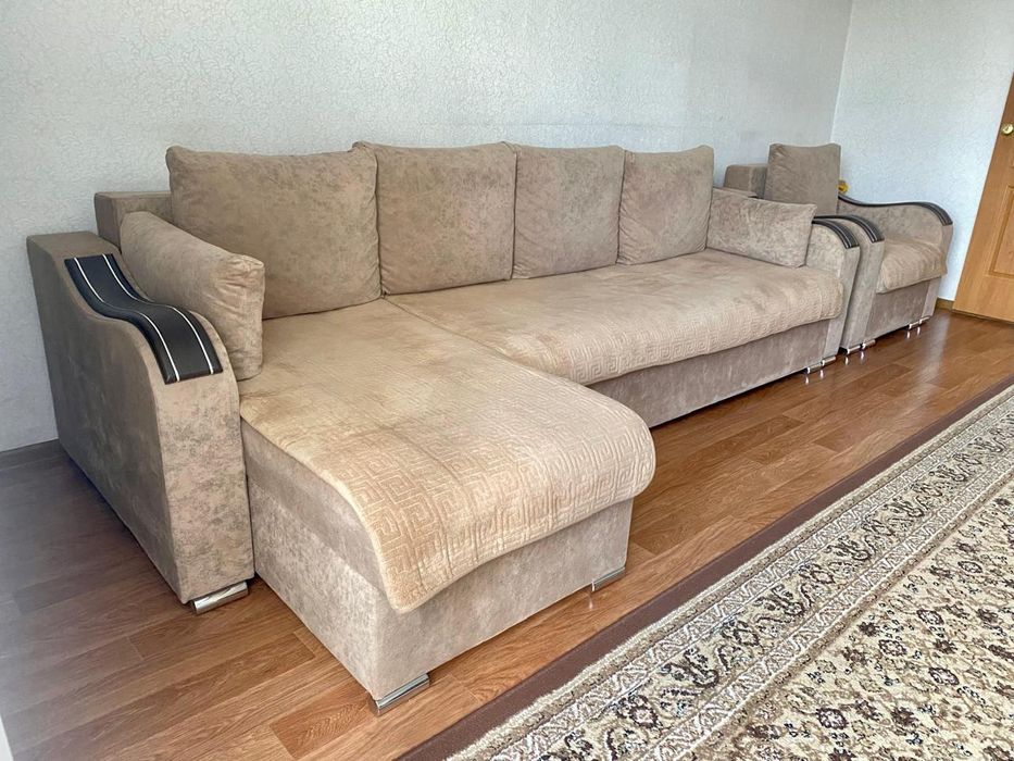Продаётся угловой диван для гостиной