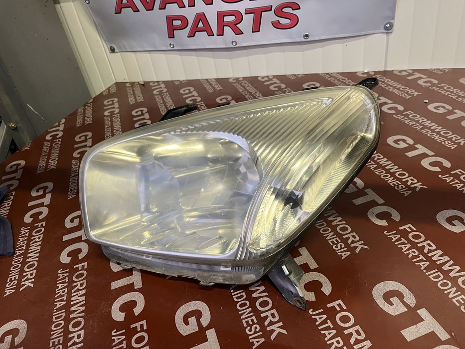 Ляв и десен фар Toyota Rav4 XA20 (2000-2005)