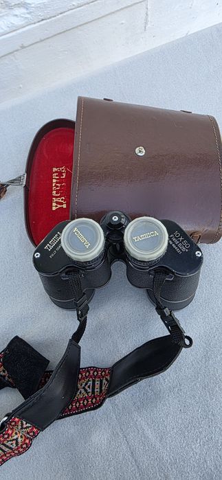 Binoclu Yashica 10x50.
