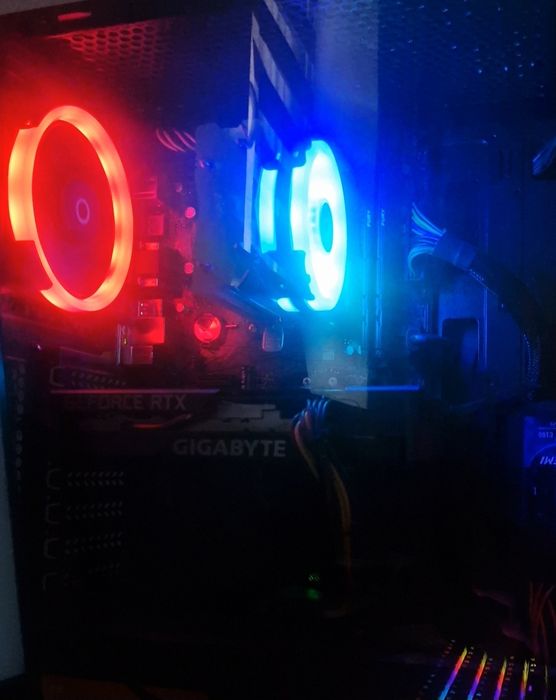 Vând desktop si monitor de gaming