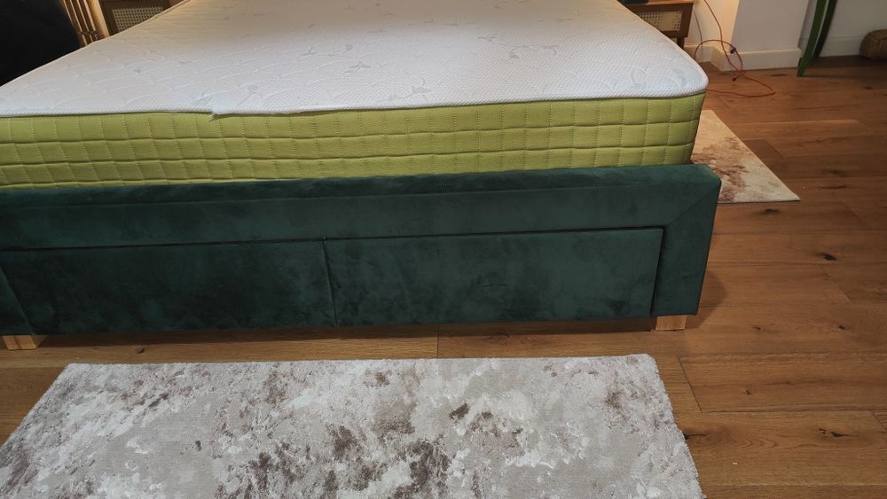 Vând pat tapițat verde smarald cu 4 sertare și SALTEA