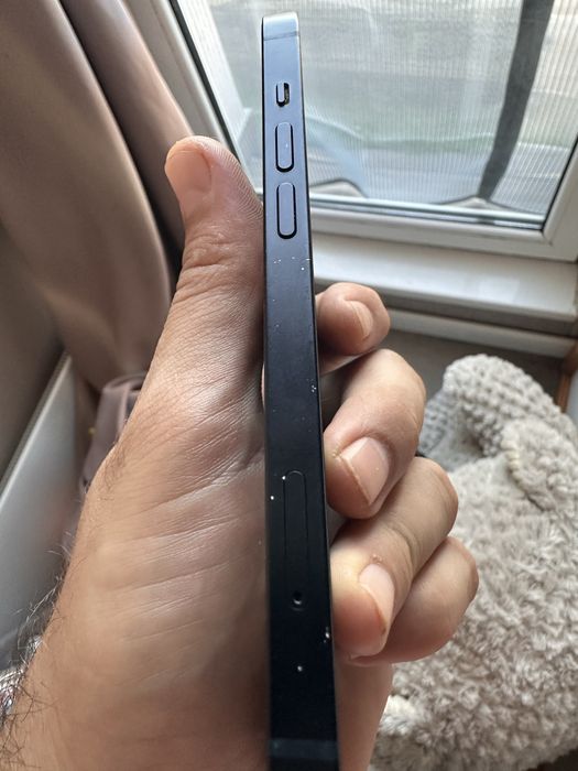 Продавам iPhone 13 128 GB Midnight