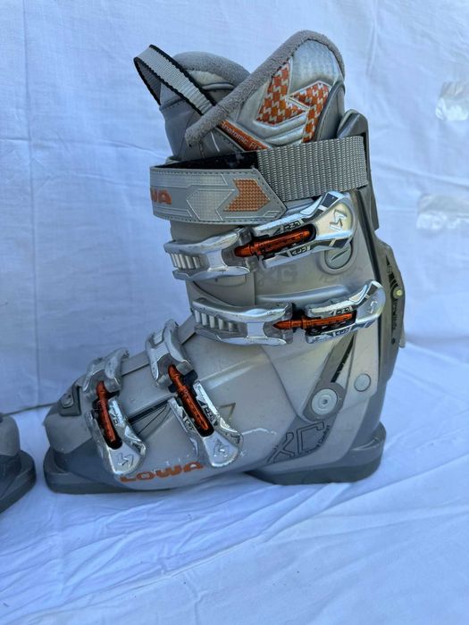 Clapari ski schi Lowa marime EUR:36.5 Mondo:23.5