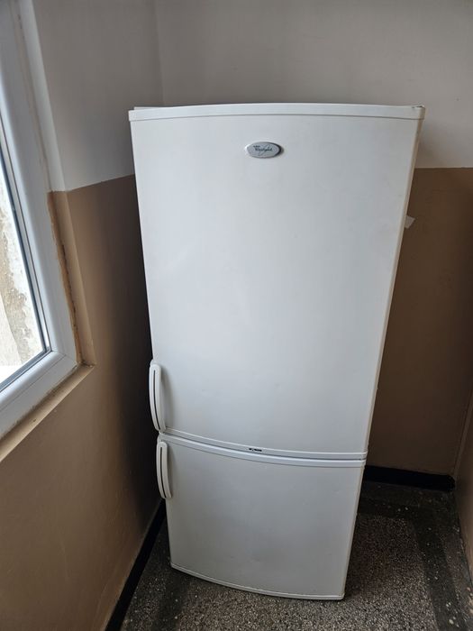 Хладилник с фризьор  Whirlpool 150 см
