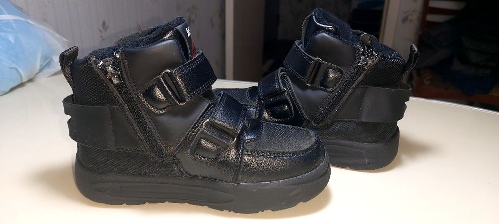 Ботиночки на мальчика состояние хорошее,размер 27.