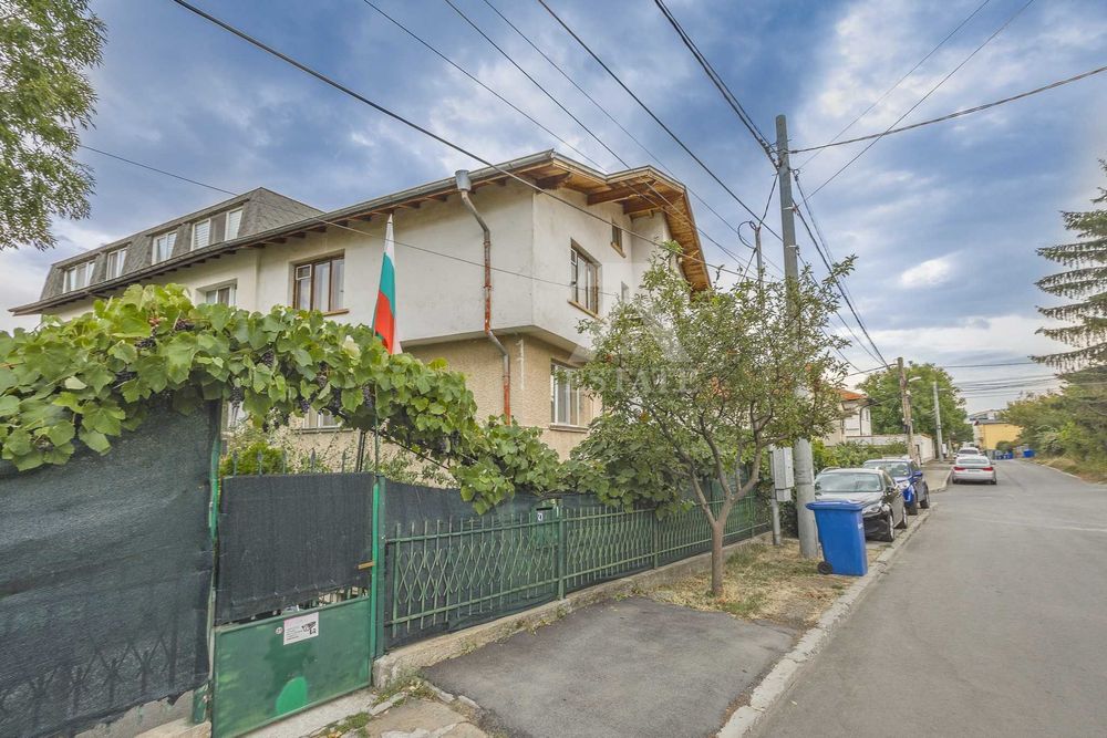 Продава къща в ж. кв. Драгалевци