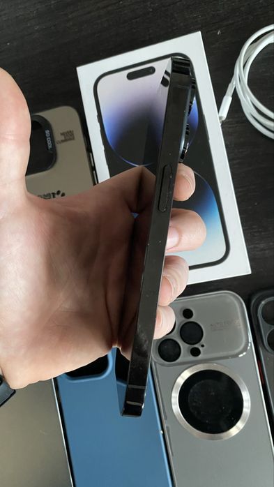 IPhone 14 Pro + зарядно и кейсове