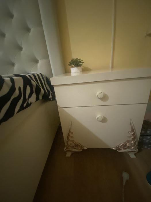 Mibila dormitor pat dublu 2 noptiere si o comoda