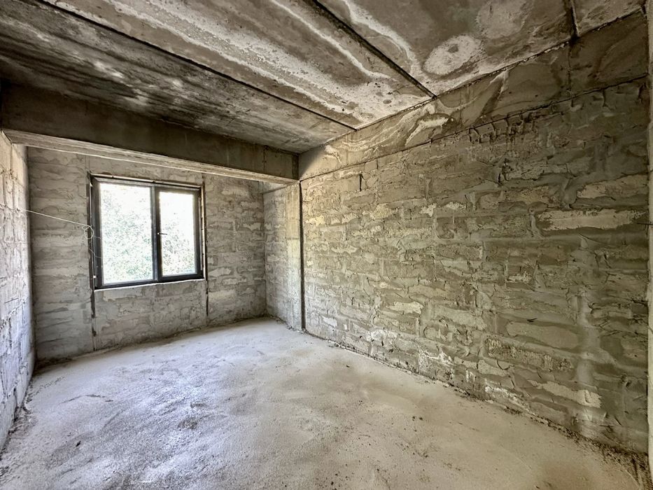 3х ком. квартира, на 1 этаже. Фамили парк