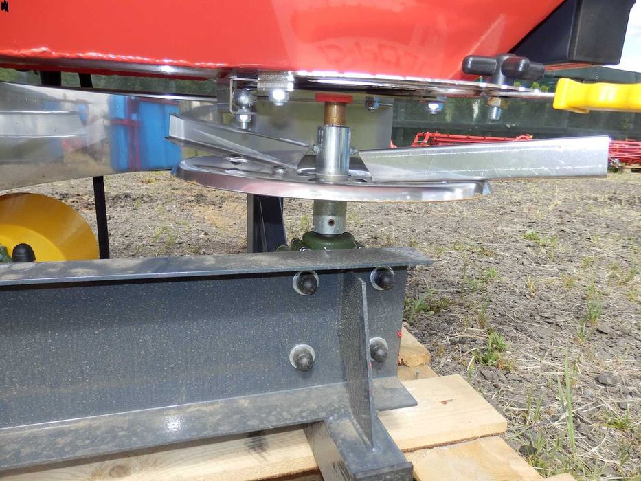 Разбрасыватель удобрений двухдисковый РУМ-1000