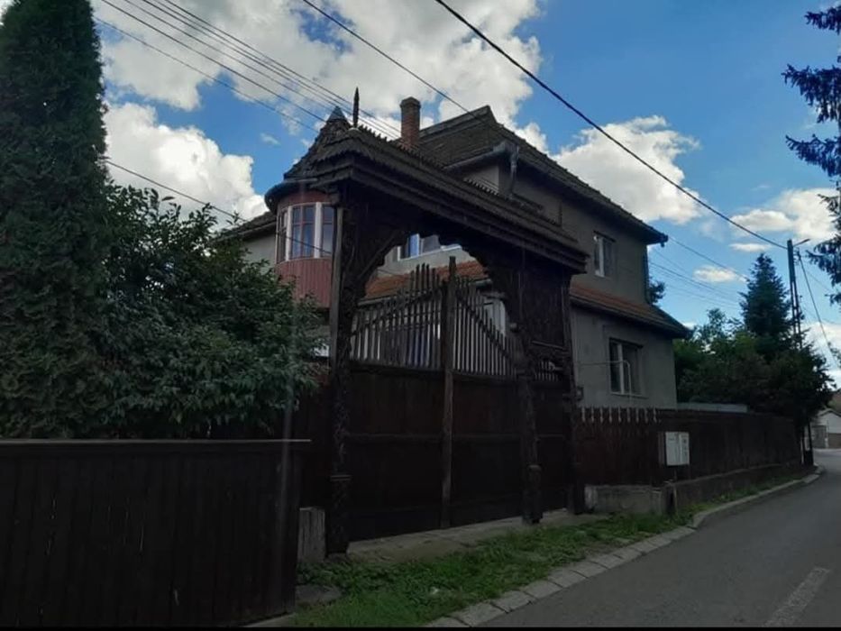 Casa cu etaj 281 mp de inchiriat