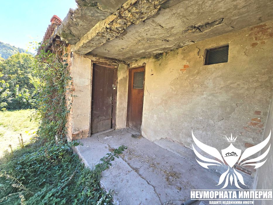 Продавам двуетажна къща 195РЗП с широк двор 1020кв. в с.Тополово