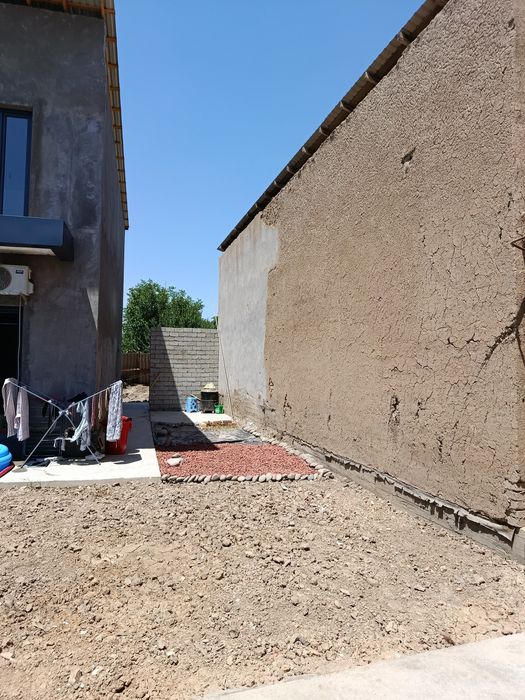 Uy sotiladi 4.5 sotix qibray oktyabr sentralni yol yoqasida