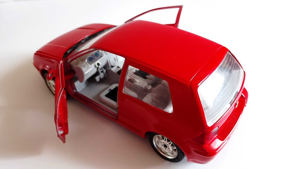 Метални колички Bburago в Мащаб 1:24