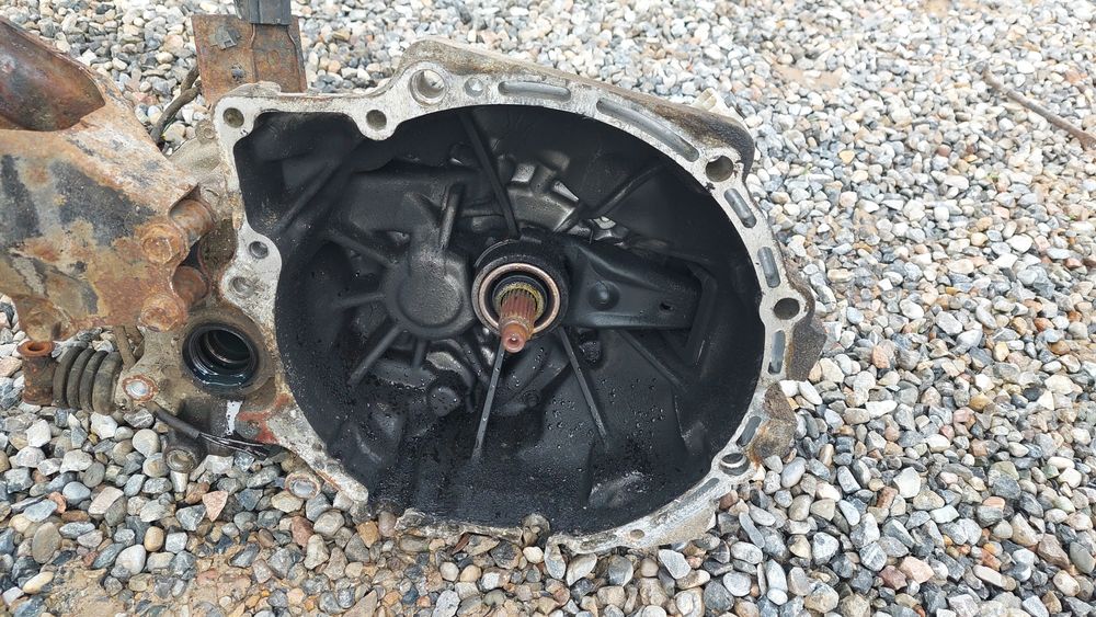 Каробка  на мазду 323