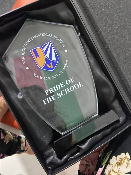 Buyurtma asosida statuetka tayyorlaymiz.

Ism va rasm bilan sta