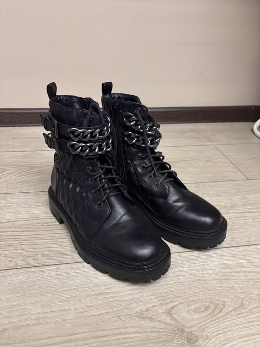 Кожени ботуши с аксесоар-синджири