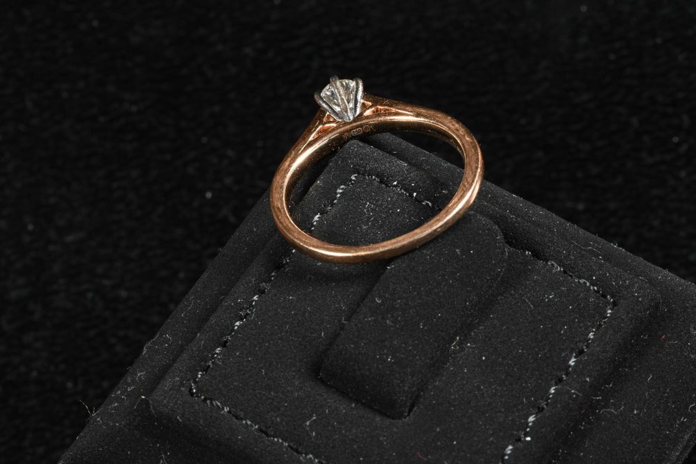 Златен Пръстен 750 (18к) с 13 диаманта, централен 0.30 кт F/G VS2, 54